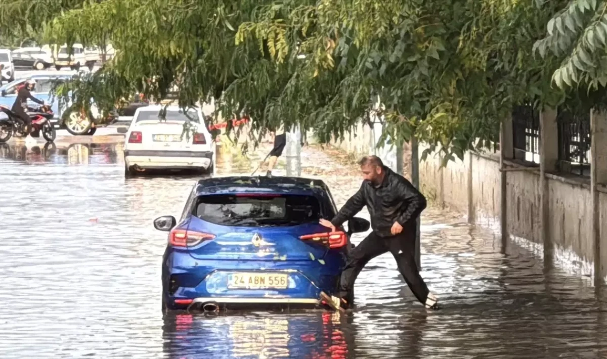 Erzincan’da Sağanak ve Fırtına Şehri Felç Etti!