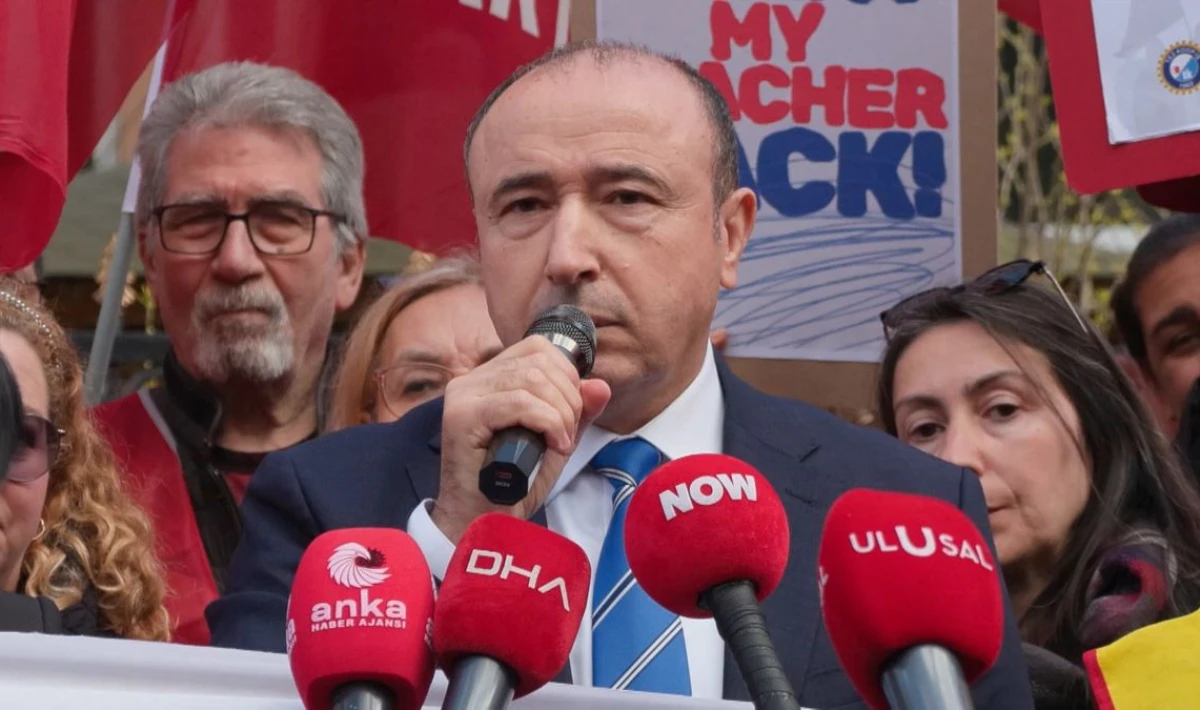Özel İtalyan Lisesi öğretmenlerinden grev: Müdürlük önünde dikkat çeken eylem