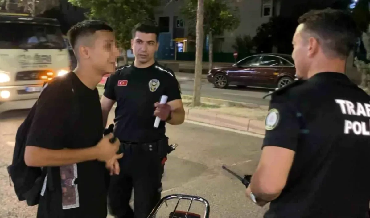 Plakasız Motosikletle Polise Takılan Gençten Kahkaha Dolu Diyaloglar!