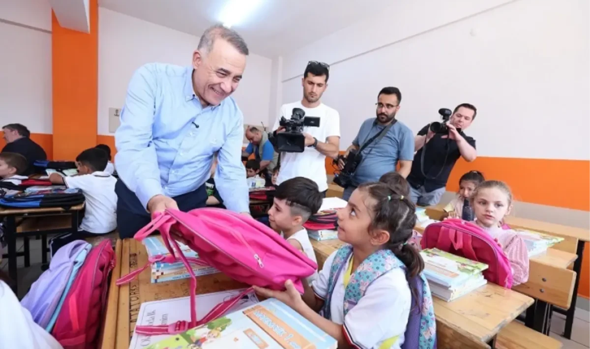 Sultangazi’de Eğitim Coşkusu: 15 Bin Öğrenciye Kırtasiye Seti Müjdesi