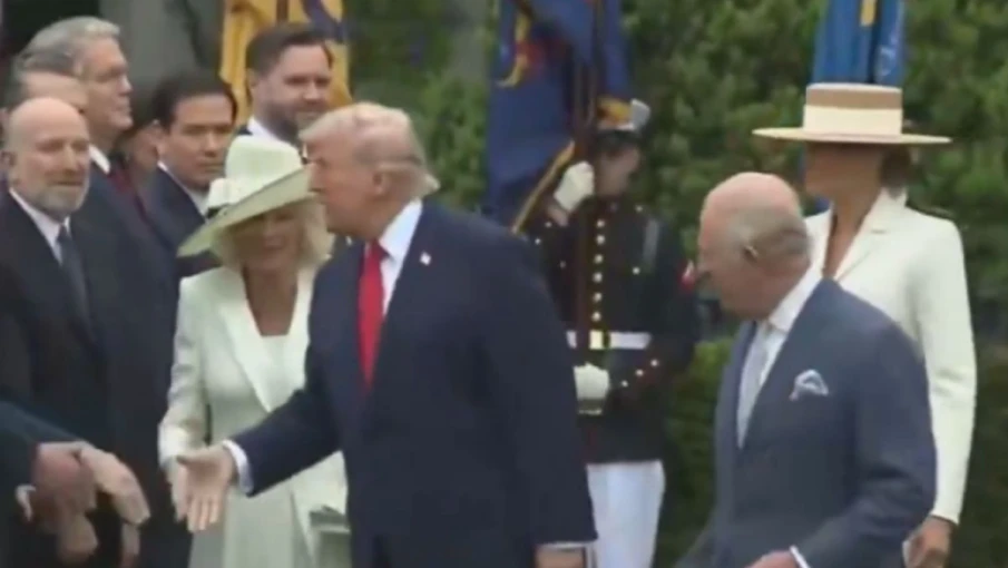 Trump yine gündemde: Kraliyet protokolünü bir kez daha ihlal etti