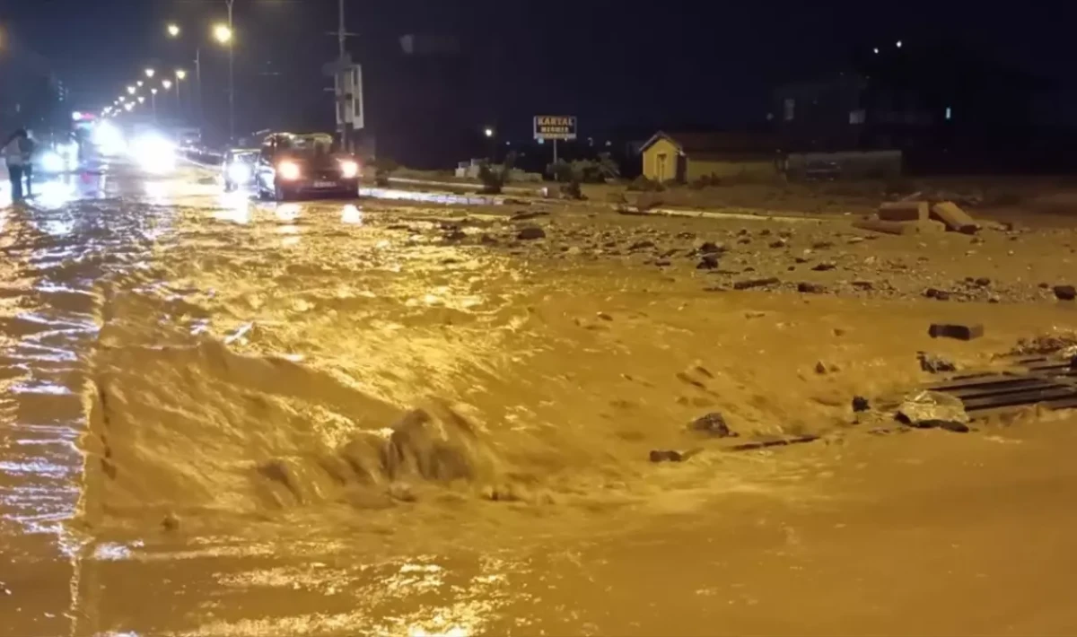 Yunak'ta sel kabusu: Köprü çöktü, evler sular altında kaldı